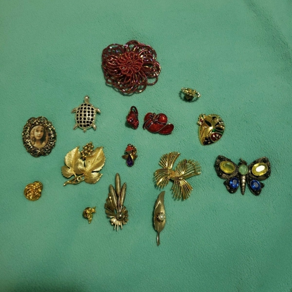 Vintage lot of 15 lapel pins/brooch